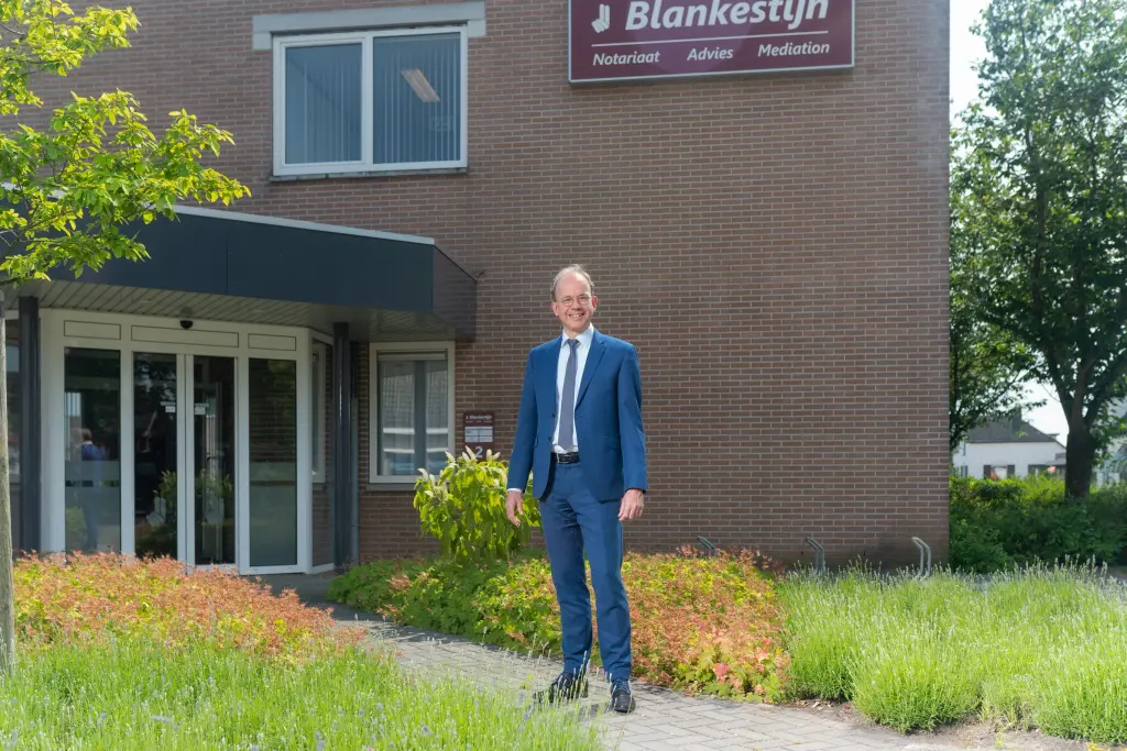 Jeroen Blankestijn voor het kantoor in Zelhem