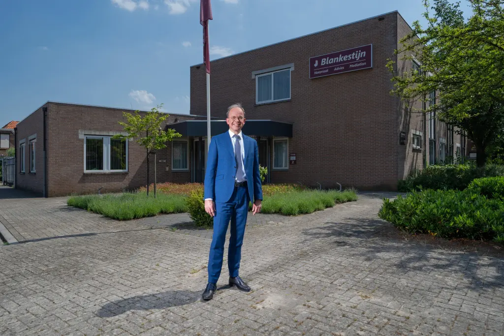 Jeroen Blankestijn voor het kantoor in Zelhem