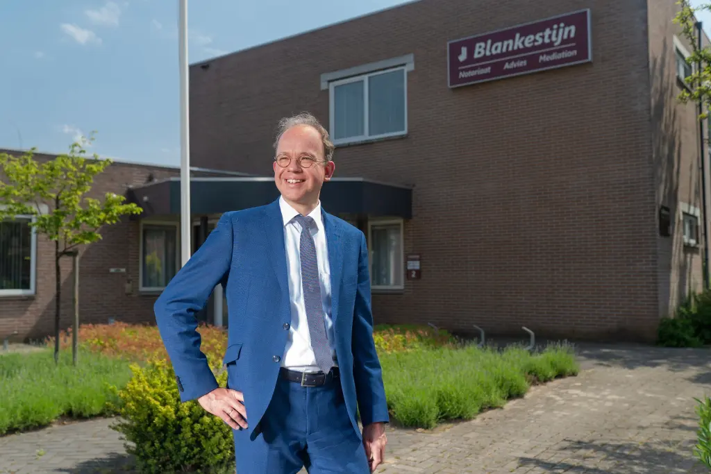 Jeroen Blankestijn voor het kantoor in Zelhem